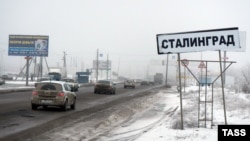 Указатель населенного пункта с надписью "Сталинград" на въезде в город Волгоград. Россия, 2013 год