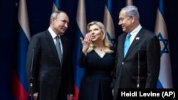 ისრაელის პრემიერი, ბენიამინ ნეტანიაჰუ მეუღლე სარასთან ერთად თავის რეზიდენციაში ხვდება რუსეთის პრეზიდენტს, ვლადიმრ პუტინს. 2020 წლის 23 იანვარი