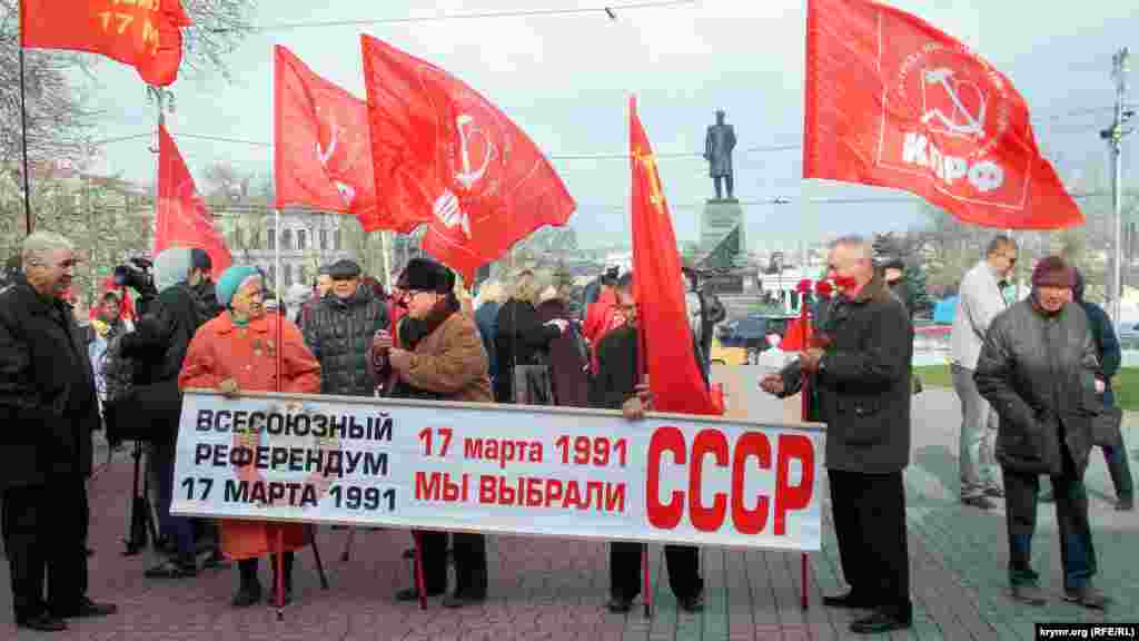 Соли 1991 бо вуҷуди талошҳои ҳифзи СССР он пош хурд. Тоҷикистон узви ин иттиҳод буд, ки давлати мустақил эълон шуд.