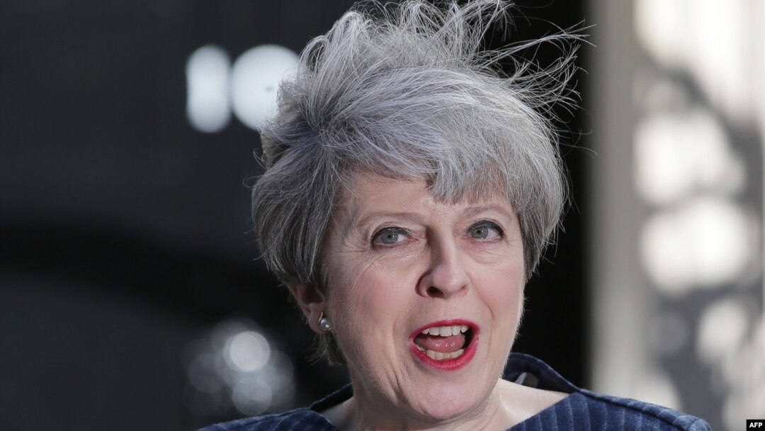 Theresa May u ponedjeljak u Londonu ispred Downing steeta