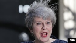 Theresa May u ponedjeljak u Londonu ispred Downing steeta