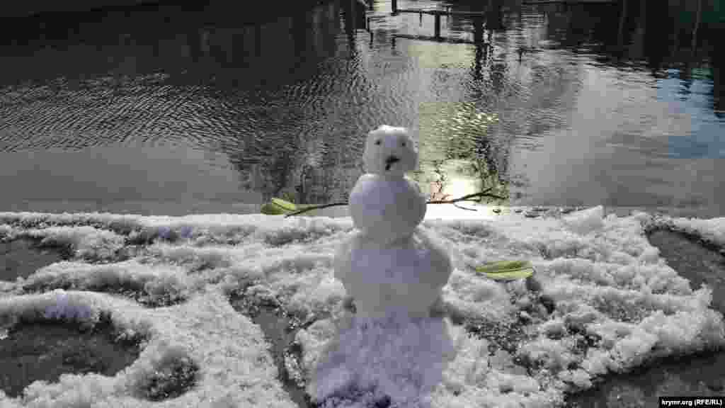 Но многим горожанам, особенно детям, снег в Ялте только в радость.&nbsp;Несмотря на его небольшое количество,&nbsp;они стараются использовать его для традиционных снеговиков, пусть и не очень больших