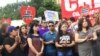 Сторонники программы защиты от депортации незаконных иммигрантов, въехавших в США несовершеннолетними (DACA) на демонстрации в Лос-Анджелесе