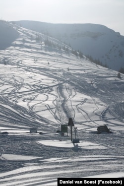 Urme lăsate de snowmobiliști în Parcul Național Munții Rodnei.