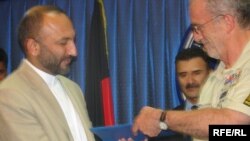 محمد حنیف اتمر وزیر داخله افغانستان در جریان مراسم امضای تفاهم نامه با سازمان ملل متحد در کابل 