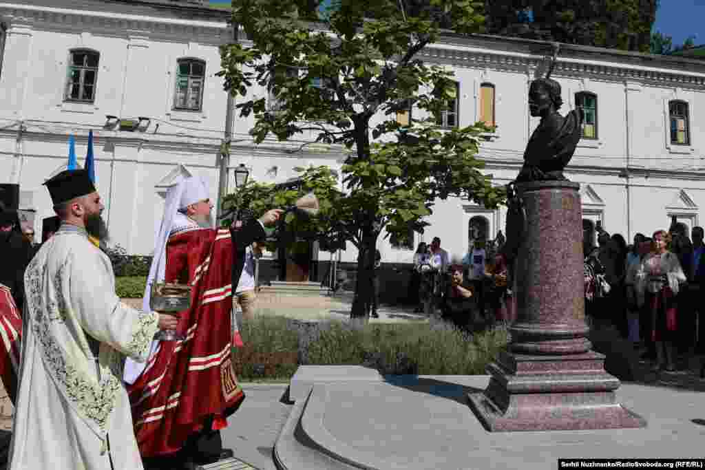Митрополит Київський і всієї України Епіфаній звершує чин освячення пам'ятного знака Івану Мазепі. Київ, 14 липня 2026 року