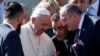 Президент Грузии Георгий Маргвелашвили приветствует Папу Римского Франциска