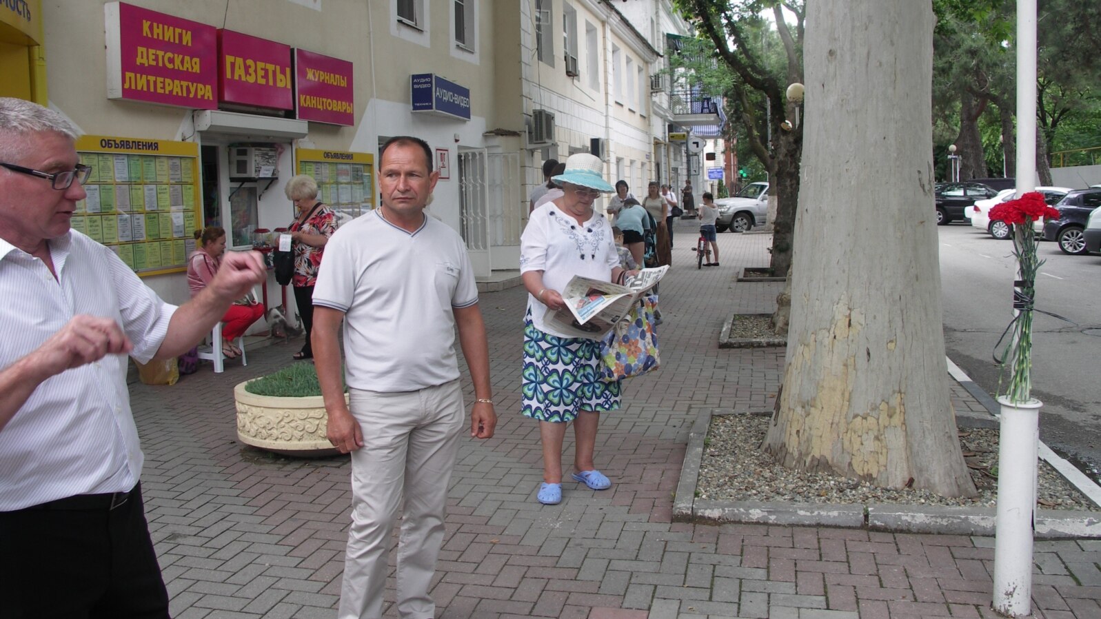 Евгений Пимкин и адвокат Сергей Гагауз (слева) на месте гибели Михаила Пимкина в Геленджике 