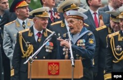 Командующий Черноморским флотом России Александр Витко (слева) беседует с ветераном Второй мировой войны во время военного парада в Севастополе, 9 мая 2014 года