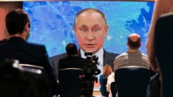 Президент России Владимир Путин на пресс-конференции, архивное фото
