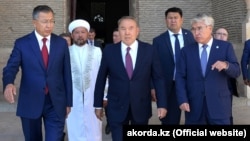 Президент Казахстана Нурсултан Назарбаев (в центре) во время визита в Туркестанскую область. 29 сентября 2018 года.