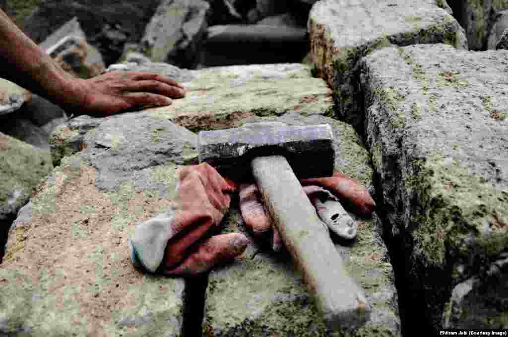 Böyük Şor ərazisində dağıdılmış evlərdə çalışan fəhlə (Foto Ehtiram Jabi)