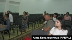 Родители и журналисты, которые пришли на собрание, организованное Transparency Kazakhstan. Алматы, 17 августа 2016 года.