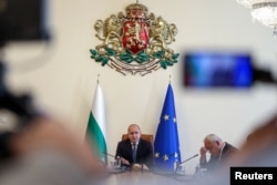 Прем’єр-міністр Болгарії Румен Радєв на зустрічі з членами свого кабінету після інцидентів з обстрілами двох суден неподалік від узбережжя Болгарії. Софія, 6 жовтня 2026 року