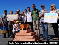 «Пам’ятник совку» у Дніпрі, 19 травня 2019 року. Так активісти протестували і проти ініціативи мера Харкова Геннадія Кернеса – повернути нинішньому проспекту Петра Григоренка стару назву на честь радянського маршала Жукова