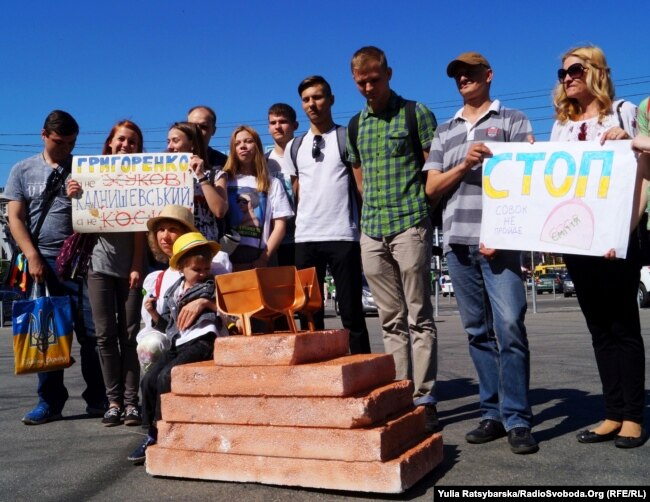 «Пам’ятник совку» у Дніпрі, 19 травня 2019 року. Так активісти протестували і проти ініціативи мера Харкова Геннадія Кернеса – повернути нинішньому проспекту Петра Григоренка стару назву на честь радянського маршала Жукова