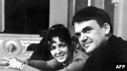 Milan Kundera me gruan e tij në Pragë, 14 tetor 1973.