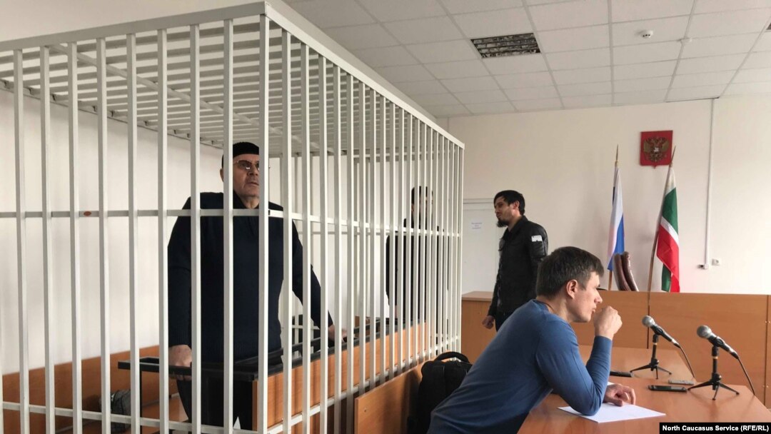 Оюб Титиев в зале суда
