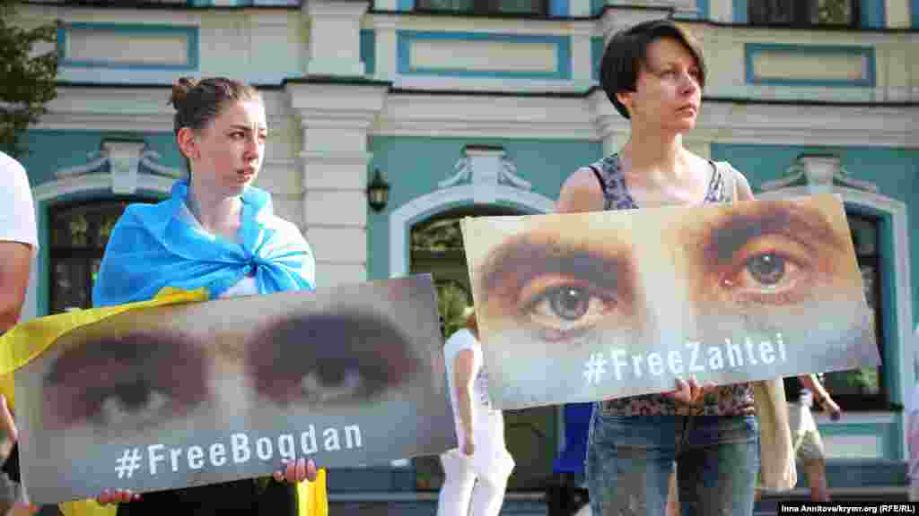 Понад 30 людей організували коридор на одній з центральних вулиць Києва.&nbsp; В руках учасників акції &ndash; плакати, на них зображені очі ув&#39;язнених