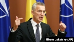  Cu cât Kievul poate fi furnizat mai repede cu arme, muniție și piese de schimb, combustibil, cu atât mai multe vieți pot fi salvate, spune secretarul general al NATO, Jens Stoltenberg.