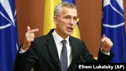 Secretarul general NATO, Jens Stoltenberg, a declarat marți, la București, că NATO nu este parte a războiului, dar va continua să sprijine Ucraina atât timp cât este necesar. 