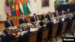 Američki predsjednik Donald Trump i drugi visoki američki zvaničnici na sastanku s liderima Kazahstana, Kirgistana, Tadžikistana, Turkmenistana i Uzbekistana u Bijeloj kući, SAD, 6. novembra 2025.