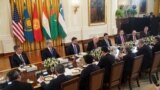 Дональд Трамп і кіраўнікі дзяржаў Цэнтральнай Азіі на ўрачыстай вячэры ў Вашынгтоне 6 лістапада 2025 году