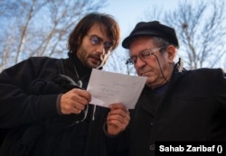 امیرعلی دانایی در کنار داریوش مهرجویی سرصحنه فیلم «اشباح»