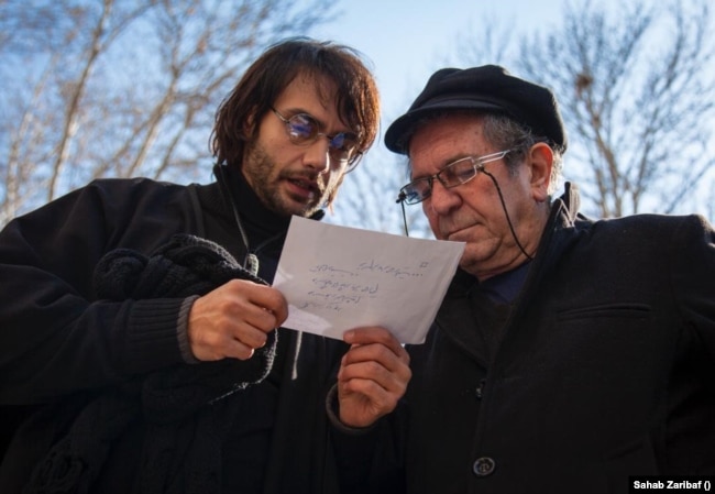 امیرعلی دانایی در کنار داریوش مهرجویی سرصحنه فیلم «اشباح»