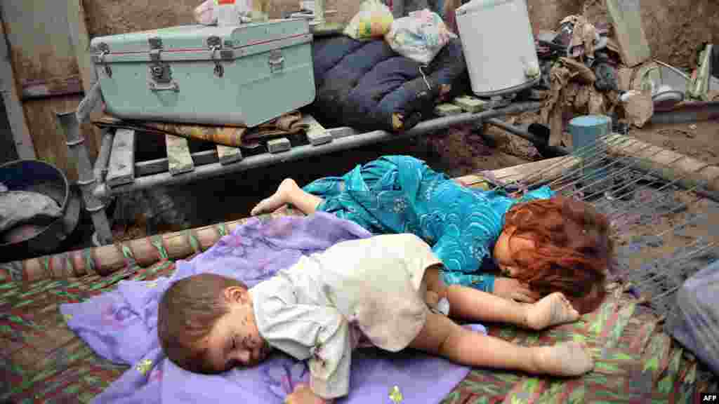 Pakistan - Nakon katastrofalnih poplava mnoge familije ostale su bez krova nad glavom, Peshawar, 6. septembar 2012. Foto: AFP / A. Majeed
