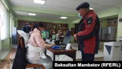 Один из избирательных участков в Кыргызстане во время выборов 11 апреля 2021 года. 
