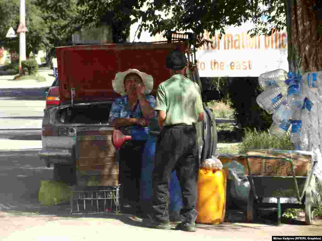 Автобекеттин айланасында кымыз саткандар арбын. Алар кымыздын эң өтүмдүү жери автобекет болуп эсептелет дешет. Кымыздын литри учурда 40 сомдон.