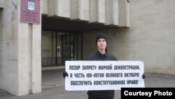 Вчера представители партии начали серию одиночных пикетов.