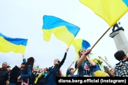 Діана під час проукраїнської акції у Донецьку