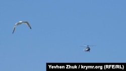Российский военный вертолет Ка-27 на подлете к аэродрому «Кача»