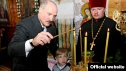 Аляксандар Лукашэнка з сынам у тураўскай царкве на Вялікдзень 2008 году.