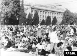 Душанбе, август 1991 года. Участники митинга требуют сноса памятника Ленину и запрета Коммунистической партии