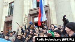 Проросійські активісти біля будівлі Харківської ОДА, 1 березня 2014 року