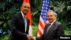 Барак Обама (Л) і Рауль Кастро