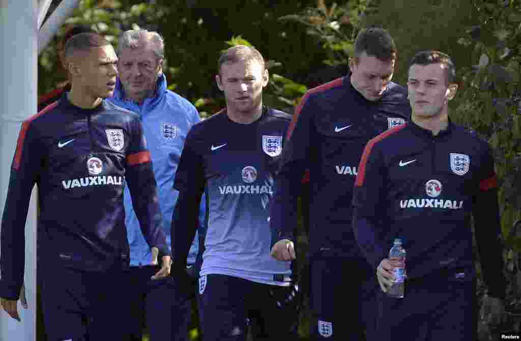 Roy Hodgson, Kieran Gibbs, Wayne Rooney, Phil Jones i Jack Wilsher, London, 10. oktobar 2013. Foto: REUTERS / Toby Melville 