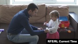 Чотирирічна Мілана Томчук, яка чекає на нову нирку, з батьком, який готовий віддати свою