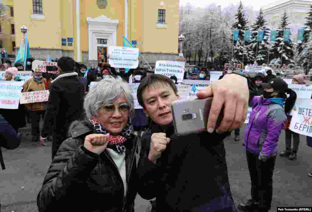 Журналистка Гульжан Ергалиева и политический активист Жанболат Мамай делают селфи на фоне собравшихся на митинг людей. Во время своего выступления Ергалиева зачитала открытое обращение к экс-президенту Казахстана Нурсултану Назарбаеву, в котором напомнила о том, что он так и не выполнил обещания построить государство, основанное на принципах демократии и честных выборов. &mdash; Ваша власть создала законы, которые ограничивают конституционное право граждан избирать и быть избранными, создав такой барьер, как право быть избранными только лишь по партийным спискам. То есть 11 миллионов беспартийных граждан не имеют права избираться в представительские органы страны, что составляет более 90 процентов всего совершеннолетнего населения нашего государства. За что вы их так наказываете? &mdash; задалась вопросом Ергалиева.