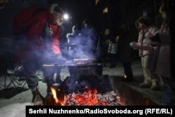 Мешканці одного з житлових комплексів в Києві влаштували пікнік у дворі багатоповерхівки через відключення електроенергії і опалення внаслідок російських обстрілів. Київ, 18 січня 2026 року