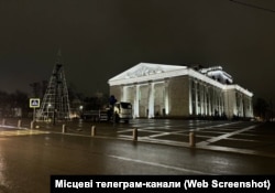 Новогодняя елка около драмтеатра в Мариуполе