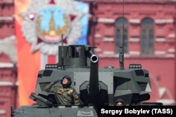 Російський танк T-14 на Красній площі у Мокві під час військового параду