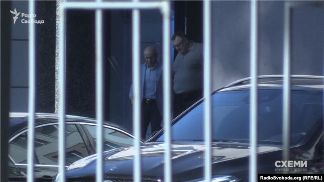 Анатолій Шкрібляк (л) та Сергій Міщенко (п) виходять із одного зі столичних бізнес-центрів