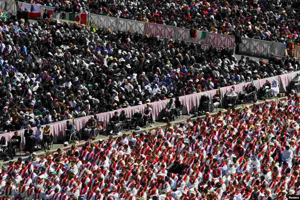 На плоштадот Св. Петар и на потегот од плоштадот до местото на погребот имаше над 300.000 верници