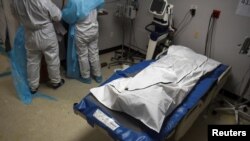 Тело скончавшегося от COVID-19 пациента в клинике в Хьюстоне, Техас.