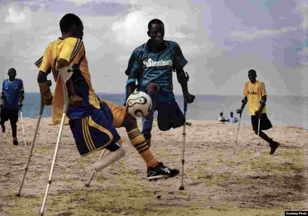 "...Və nəhayət bu qərara gəldim ki, Afrikanın dörd bir tərəfində yaşayan insanların ey şövqlə meyilləndiyi futbol haqqında – Afrikada futbol dünyası haqqında fotolar çəkim. Bu mənim üçün aydın idi ki, mən bu yolla insanlara Afrikanın gerçəkliklərini, sevin və kədərini təsvir edə biləcəyəm. Bu minvalla üç il əvvəl Afrika materikinin xəritəsini qarşıma qoydum və gedəcəyim ölkələri bu xəritədə işarələməyə başladım..." (Əlil gənclərin futbol klubu Lumley Bech-də məşq edir. Sierra Leone)