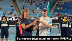 Димитър Кисимов (вляво) и Конър Дойг с титлата